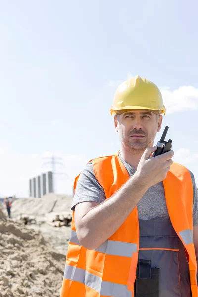 Confident supervisor using walkie-talkie — Stock Photo, Image