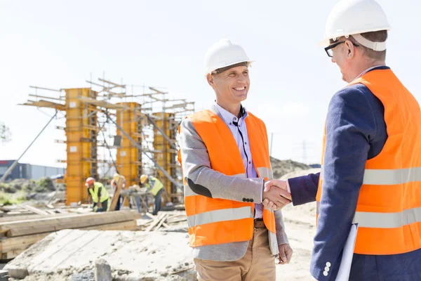 Ingegneri che si stringono la mano — Foto Stock