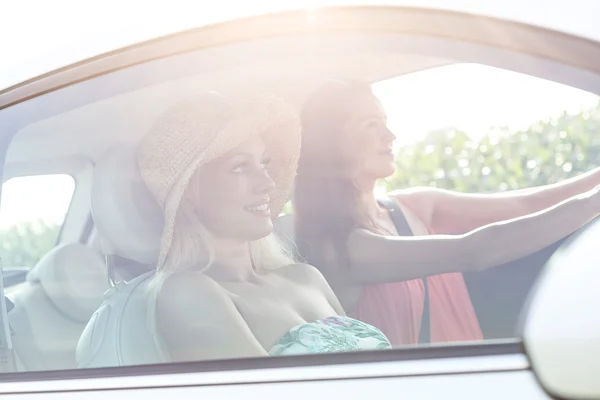 Female friends smiling — Stock Photo, Image