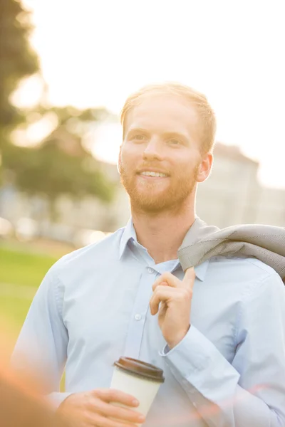 Geschäftsmann mit Einwegbecher — Stockfoto