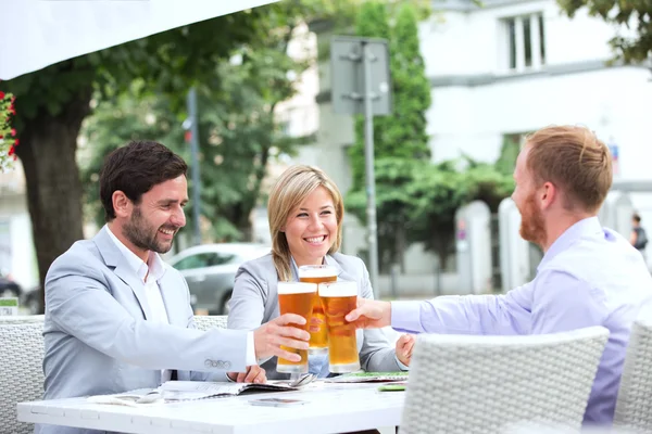 Podnikatelé, opékání pivní sklenice — Stock fotografie