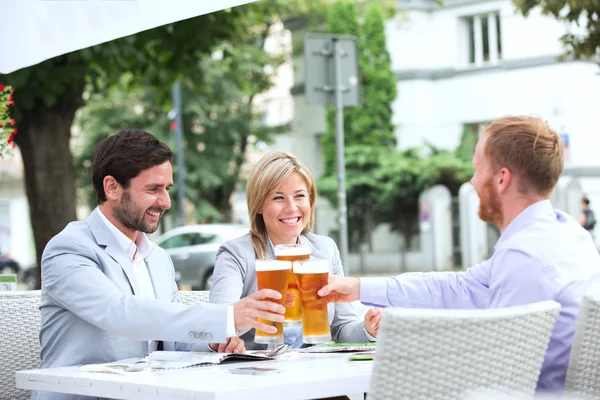 Ondernemers het roosteren van bierglazen — Stockfoto