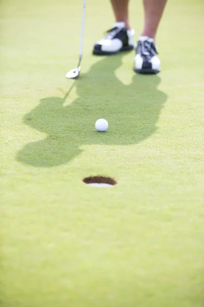 Homem a jogar golfe — Fotografia de Stock