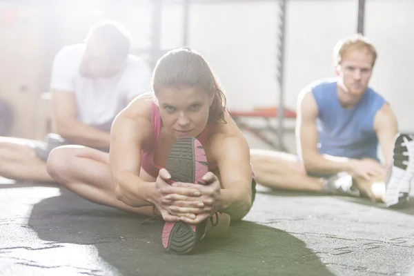 Woman exercising in crossfit gym — Stockfoto