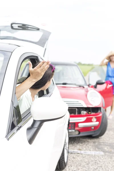 Mujer haciendo gestos mientras habla — Foto de Stock