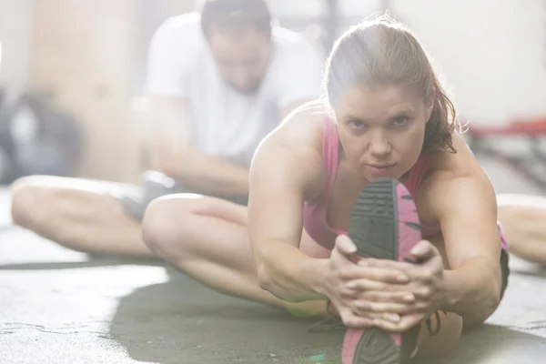 Donna che fa esercizio di stretching — Foto Stock