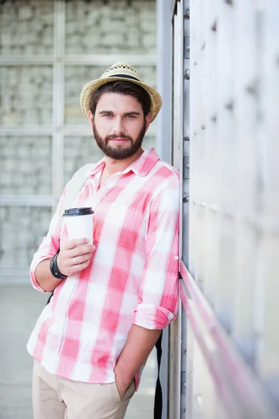 Man holding disposable cup — Stock Photo, Image