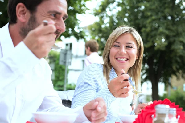 Donna d'affari mangiare cibo — Foto Stock