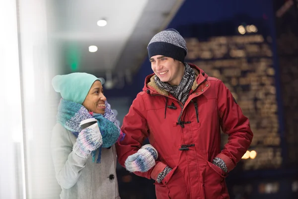 Couple marchant dans la rue au crépuscule — Photo