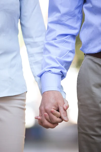 Paar hand in hand — Stockfoto