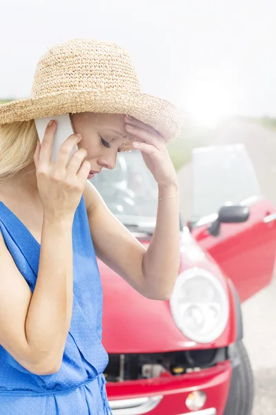 Kvinna med mobiltelefon — Stockfoto