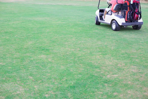 Muž jízdy golfový vozík — Stock fotografie