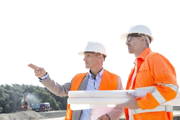 Engenheiros discutindo no canteiro de obras — Fotografia de Stock