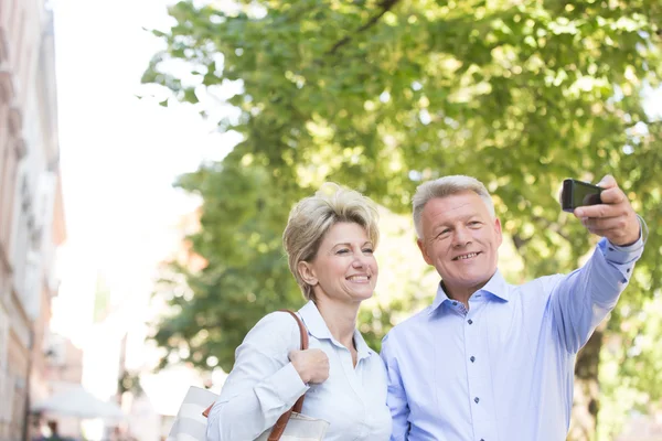 Pareja tomando selfie al aire libre — Foto de Stock