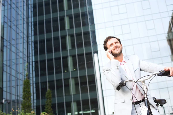 Hombre de negocios contestando teléfono móvil — Foto de Stock