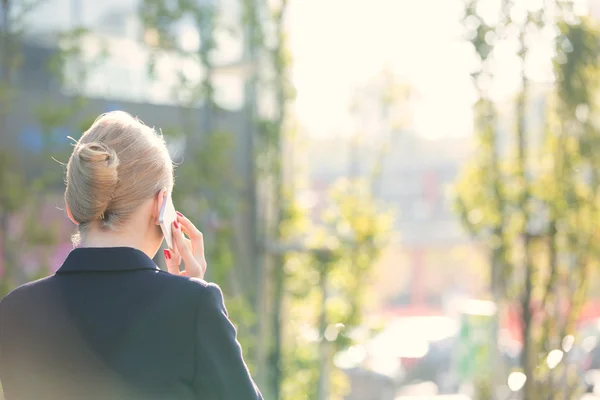 Mujer de negocios usando el teléfono celular — Foto de Stock