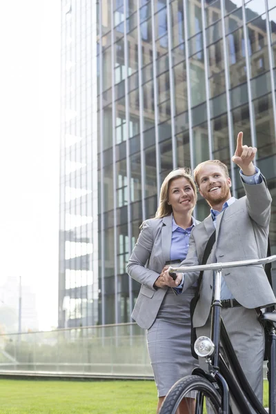 Empresario mostrando algo — Foto de Stock