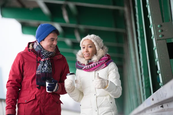 Vrienden praten tijdens het lopen buiten — Stockfoto