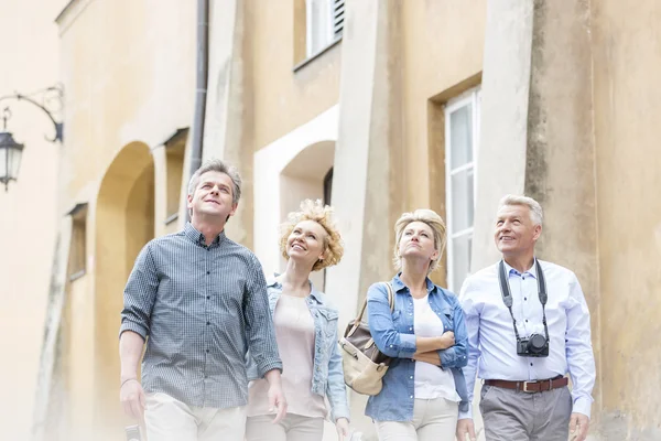 Friends looking up while walking — Stock fotografie