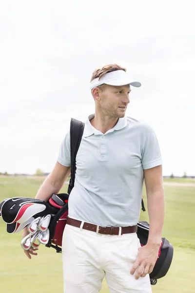 Hombre llevando bolso del club de golf — Foto de Stock