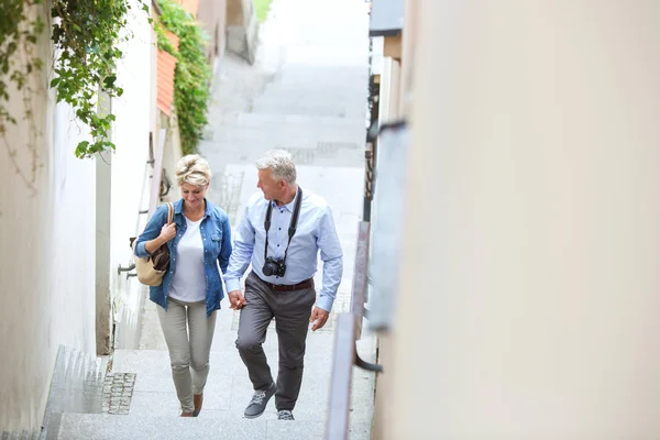 Pareja de mediana edad tomados de la mano — Foto de Stock