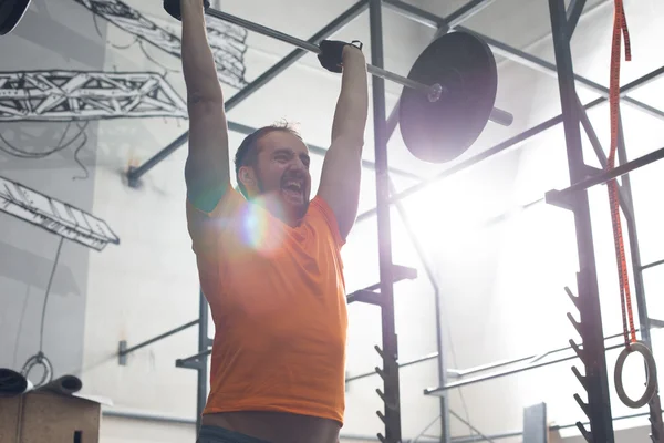 Man lifting barbell — Stock Photo, Image