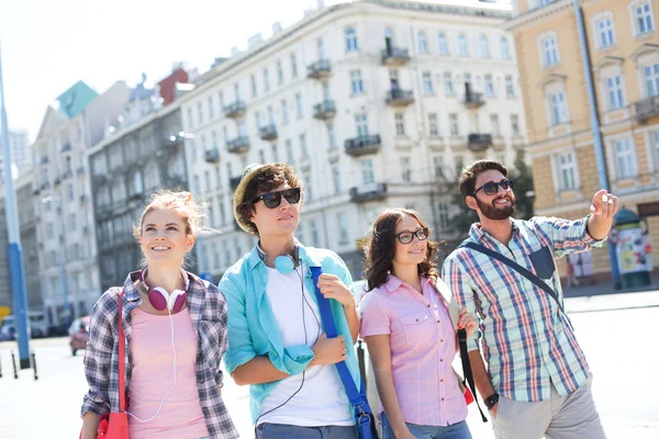 Man showing something — Stock Photo, Image