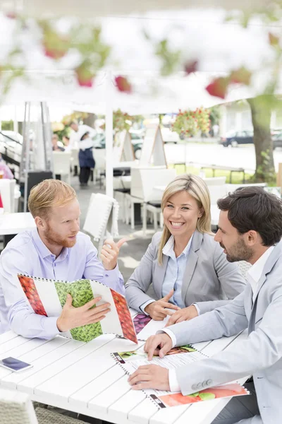 Geschäftsfrau bestimmt Speisekarte — Stockfoto