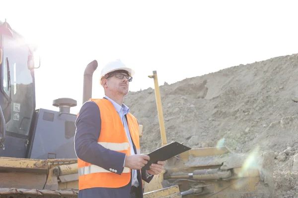 Ingeniero mirando hacia otro lado — Foto de Stock