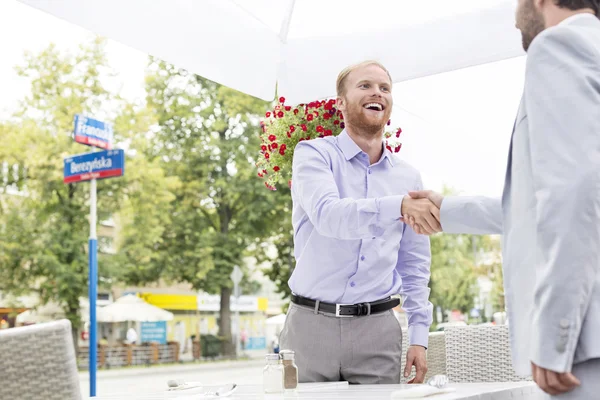 Affärsmän skakar hand — Stockfoto