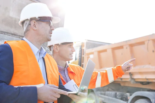 Supervisor mostrando algo a su colega — Foto de Stock