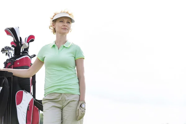 Female golfer standing — 图库照片