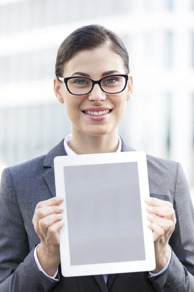 女商人显示数字平板电脑 — 图库照片