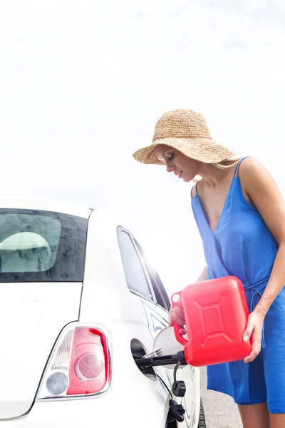 Vrouw tanken auto — Stockfoto