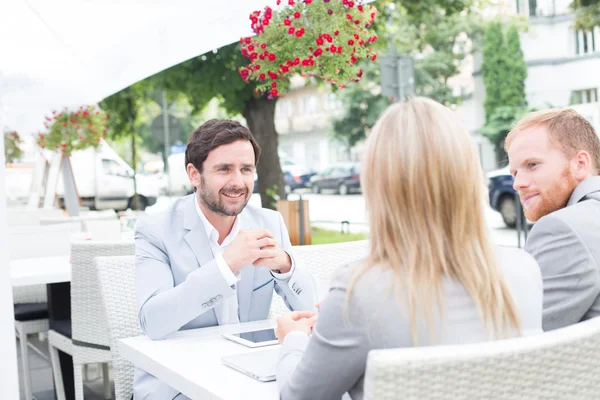 Geschäftsmann diskutiert mit Kollegen — Stockfoto