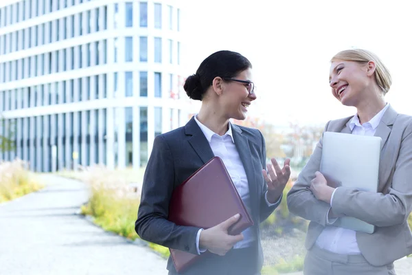 Femmes d'affaires gaies conversant — Photo