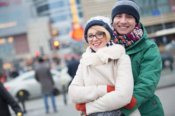 Couple embracing on city street — Stockfoto