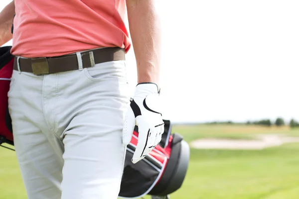 Man carrying golf club bag — Stock Photo, Image