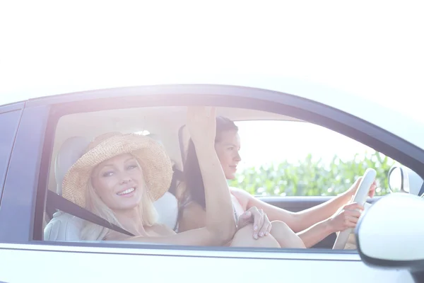 Mujeres disfrutando de viaje por carretera — Foto de Stock