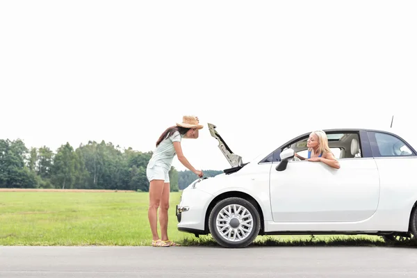 Frau schaut Freundin an — Stockfoto