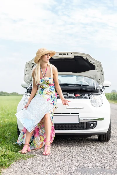 Woman with map sitting — Stock Photo, Image