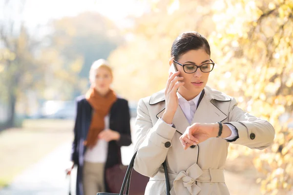 Femme d'affaires vérifiant le temps — Photo