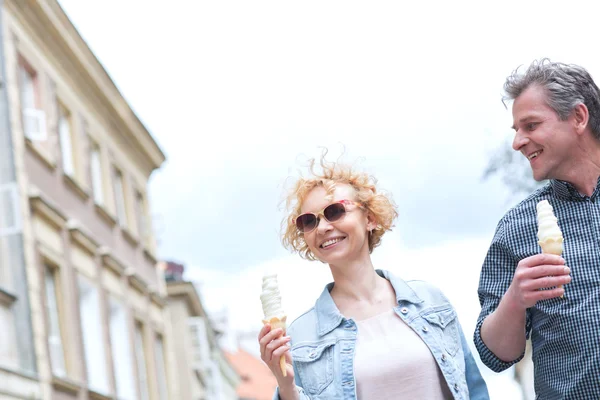 Couple holding ice cream — Stock Photo, Image