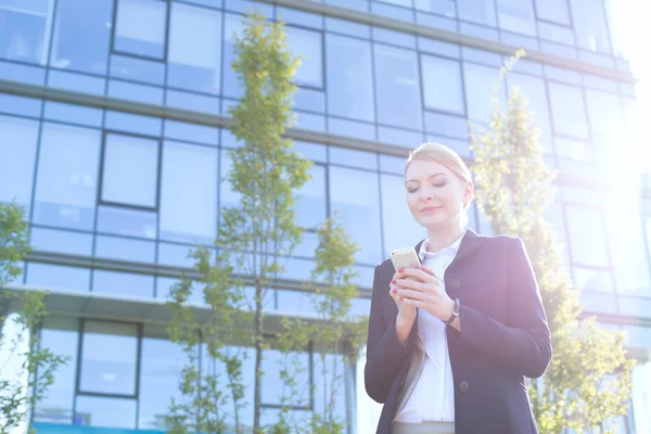 Mensajería de texto de empresaria — Foto de Stock