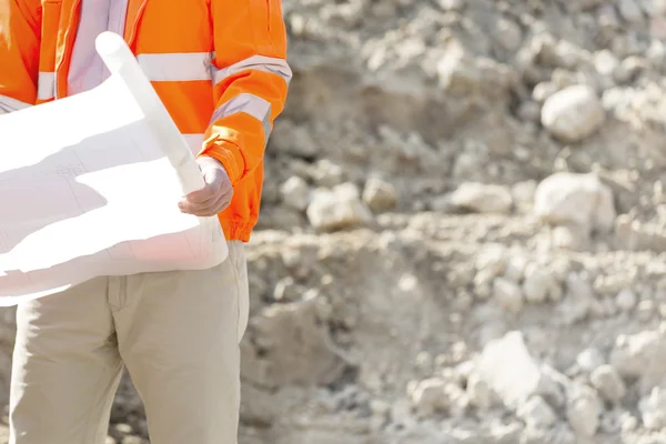 Supervisor holding blueprint — Stock Photo, Image