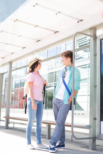 Couple en attente à l'arrêt de bus — Photo