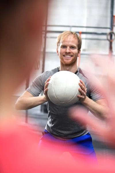 Mann wirft Medizinball — Stockfoto