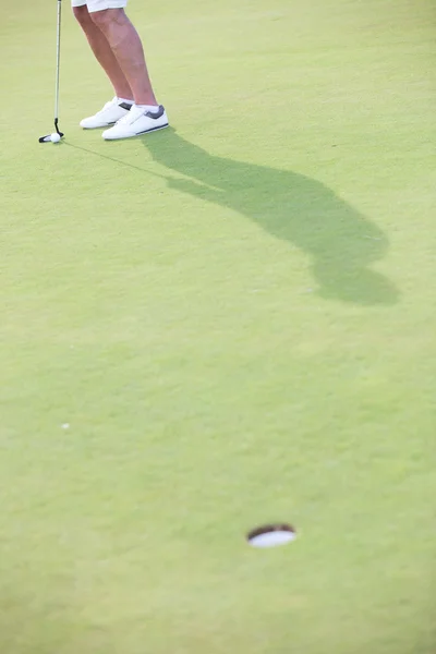 Homme jouant au golf au cours — Photo