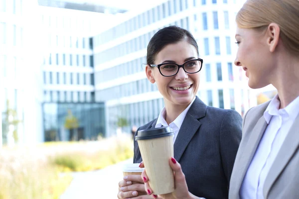 Glückliche Geschäftsfrauen im Gespräch — Stockfoto