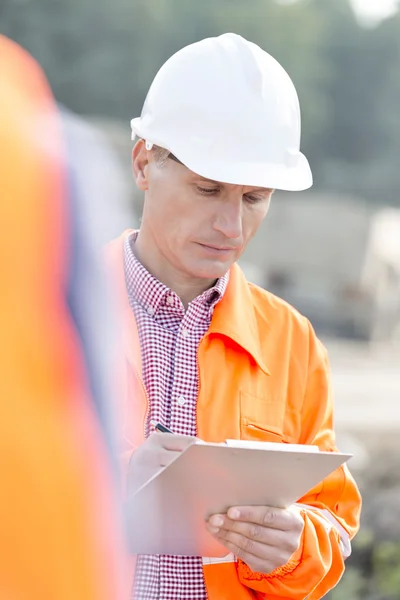 Supervisor escrevendo na área de transferência — Fotografia de Stock